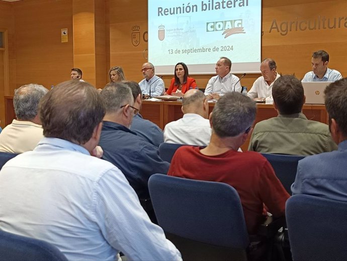 La consejera Sara Rubira, junto al resto de su equipo directivo, en la reunión que han mantenido este viernes con miembros del Consejo Regional de COAG