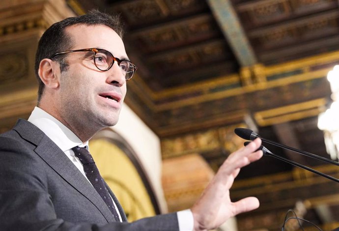 El ministro de Economía, Comercio y Empresa, Carlos Cuerpo (i), durante su intervención en un desayuno-coloquio sobre la situación de la economía en España. 