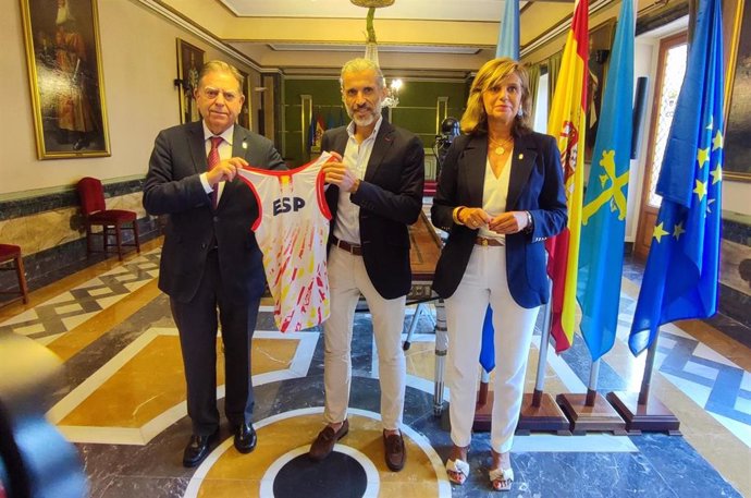 El alcalde de Oviedo, Alfredo Canteli, y la concejala de Deportes, Concepción Méndez, reciben al atleta paralímpico Alberto Suárez Laso, medalla de plata en París 2024.