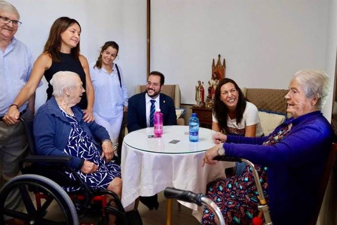 La consejera de Inclusión Social, Juventud, Familias e Igualdad, Loles López, en su visita a la residencia de mayores 'Virgen de Clarines' de Beas (Huelva).