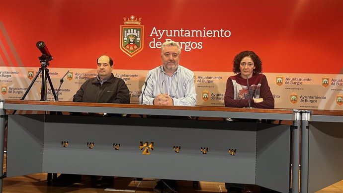 Enrique Bordallo y Susana Garcia, de la Asociación Astronómica, flanquean al concejal de Medio Ambiente, Carlos Niño.