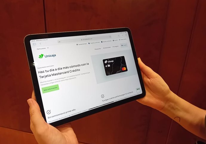 Consulta en la página web de Unicaja sobre sus tarjetas bancarias.