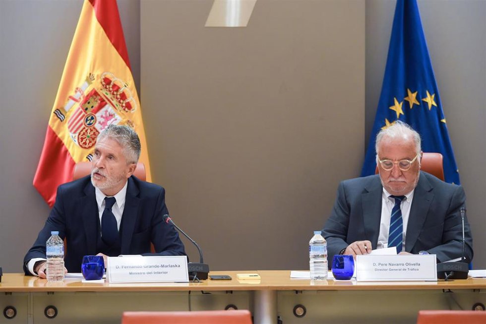 El ministro del Interior, Fernando Grande-Marlaska (i) y el director general de Tráfico, Pere Navarro (d), durante la presentación del Balance de Siniestralidad Vial correspondiente a este verano, en la sede de la Dirección General de Tráfico (DGT), a 5