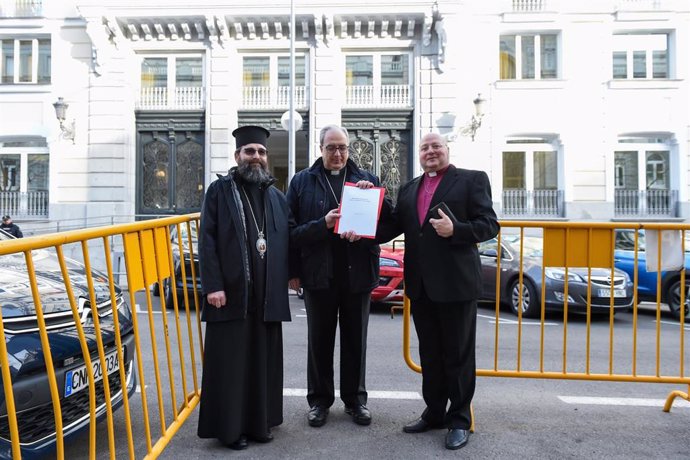 Archivo - El representante de la Iglesia ortodoxa del Patriarcado de Rumanía, el secretario general de la CEE y el obispo de la Iglesia Española Reformada Episcopal, con una declaración interreligiosa sobre la dignidad de la vida humana, en febrero de 202