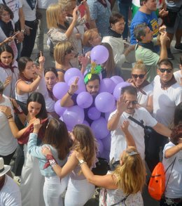 Archivo - Miles de personas en la plaza del ayuntamiento de Logroño durante el lanzamiento del cohete con el que se inician las fiestas de San Mateo