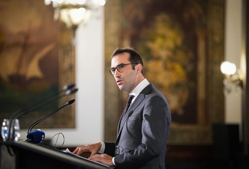 El ministro de Economía, Comercio y Empresa, Carlos Cuerpo (i), durante su intervención en un desayuno-coloquio sobre la situación de la economía en España. A 13 de septiembre de 2024, en Sevilla (Andalucía, España). El ministro de Economía, Comercio y 