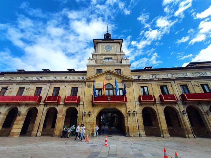 Archivo - Ayuntamiento de Oviedo decorado con motivo de las fiestas de San Mateo.