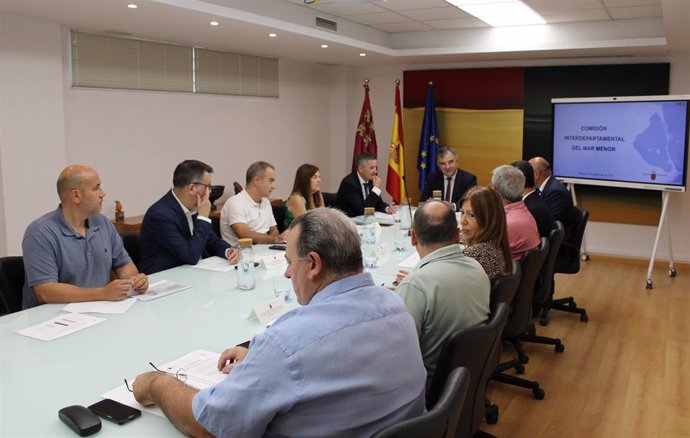 El consejero de Medio Ambiente, Universidades, Investigación y Mar Menor, Juan María Vázquez, presidió la reunión de la Comisión Interdepartamental del Mar Menor este viernes