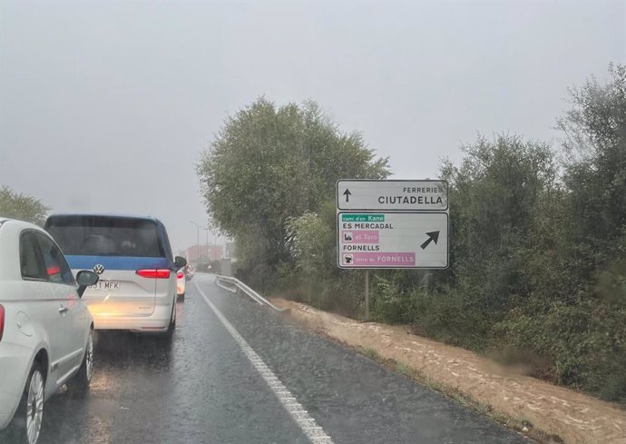 Lluvia en una carretera de Menorca