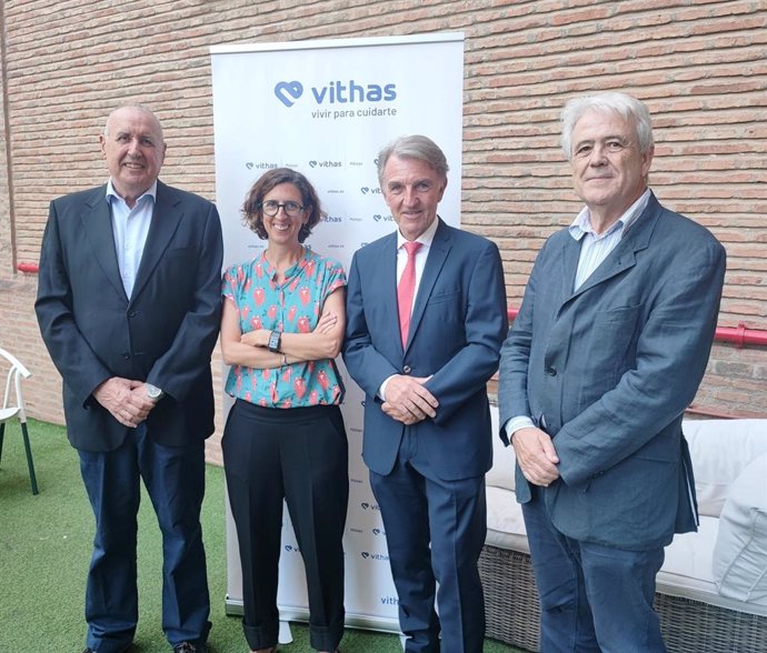 Entre los asistentes, los doctores Manuel Ruiz Roldán, urólogo; Antonio Souvirón, experto en Medicina Genómica y asesoramiento genético; Emilio Alba, jefe del Servicio de Oncología; y Sandra Rodríguez, jefa de la Unidd de Citogenética Molecular del CNIO.