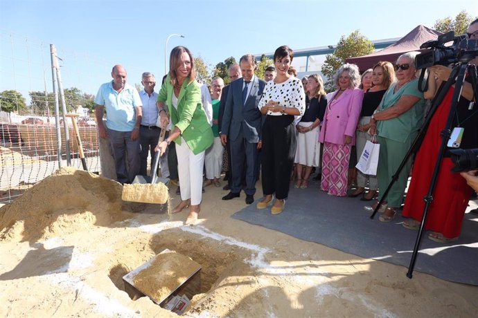 La consejera de Fomento, Articulación del Territorio y Vivienda, Rocío Díaz, en la colocación de la urna previa a la construcción de 47 viviendas en alquiler a precio asequible en la zona de La Cucarela, en el término municipal de Chiclana (Cádiz).