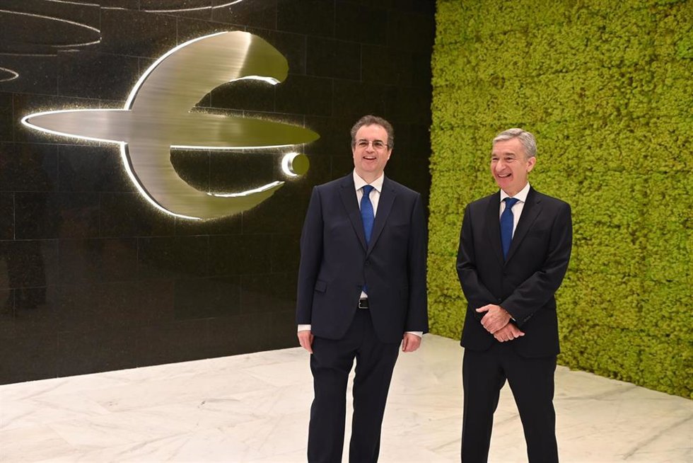 Archivo - El presidente de Ibercaja Banco, Francisco Serrano (i), y el consejero delegado de Ibercaja Banco, Víctor Iglesias (d), durante la presentación del nuevo Plan Estratégico 2024-2026, en la sede central de Ibercaja, a 27 de abril de 2024, en Zar