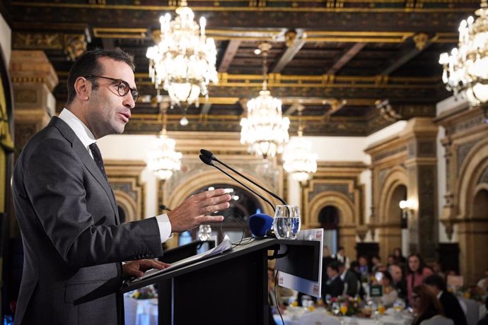 Archivo - El ministro de Economía, Comercio y Empresa, Carlos Cuerpo, durante su itnervención en un desayuno-coloquio sobre la situación de la economía en España. 