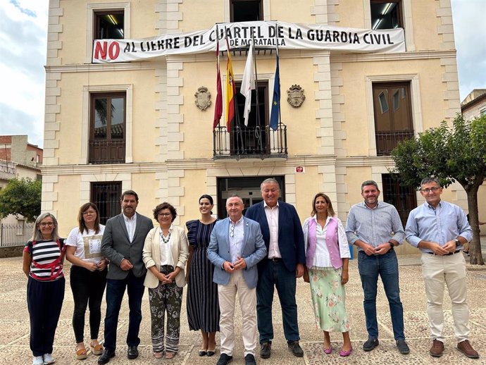 Los parlamentarios nacionales del Partido Popular de la Región de Murcia posan con el presidente del PP en Moratalla, Juan Soria, en el municipio