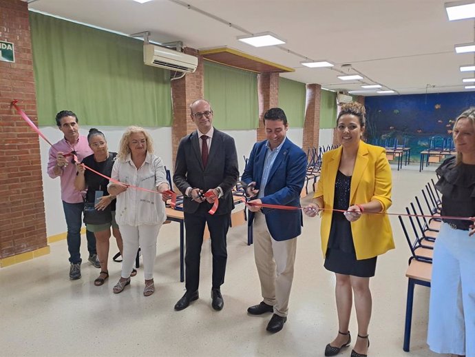 El consejero de Educación y Formación Profesional, Víctor Marín, visitó el CEIP Vista Alegre de Las Torres de Cotillas que estrena comedor escolar.