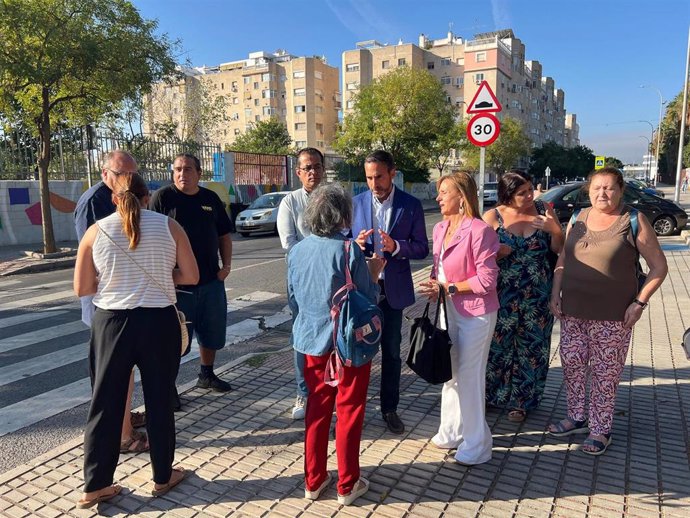 El portavoz socialista en el Ayuntamiento de Málaga, Daniel Pérez, en compañía de la viceportavoz del grupo, Begoña Medina, del responsable de Educación en el PSOE, Rubén Viruel, y de una decena de padres y madres del AMPA del CEIP Virgen de Belén