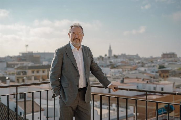 El secretario general del PSOE-A y portavoz del PSOE en el Senado, Juan Espadas, posa para una entrevista concedida a Europa Press.