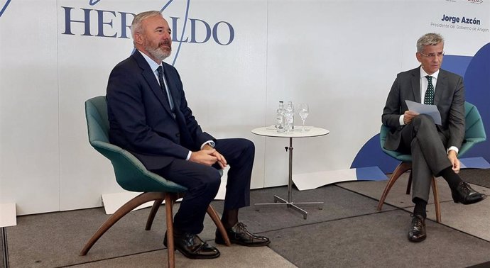 El presidente del Gobierno de Aragón, Jorge Azcón, en un desayuno informativo de Heraldo, junto al director de este medio, Mikel Iturbe.