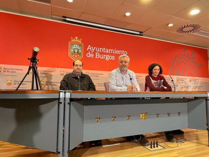 Presnetación de las observaciones lunares de Burgos por parte del concejal (C) y el presidente y vicepresidenta de la Asociación de Astronomía.