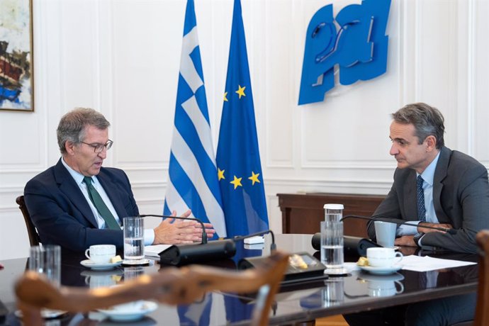 El líder del PP, Alberto Núñez Feijóo, se reúne en Atenas con el primer ministro de Grecia y el presidente de Nueva Democracia, Kyriákos Mitsotakis.