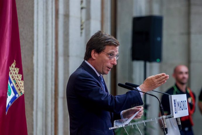 El alcalde de Madrid, José Luis Martínez-Almeida, ofrece una rueda de prensa tras el acto de entrega de las Palomas de Bronce-Bomberos de Madrid