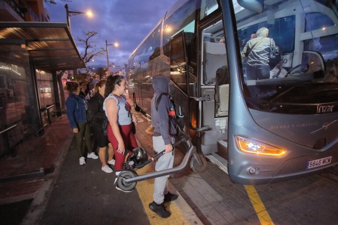 Archivo - Transporte colectivo para trabajadores de hoteles del sur de Tenerife