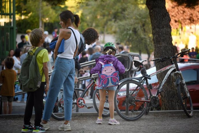 Archivo - Niños llegan al colegio el primer día, a 9 de septiembre de 2024.