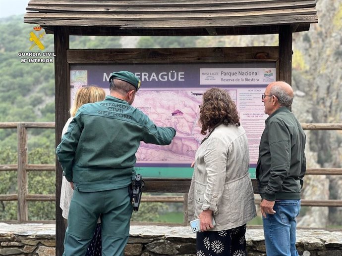 Agentes de la Guardia Civil en el Parque de Monfragüe