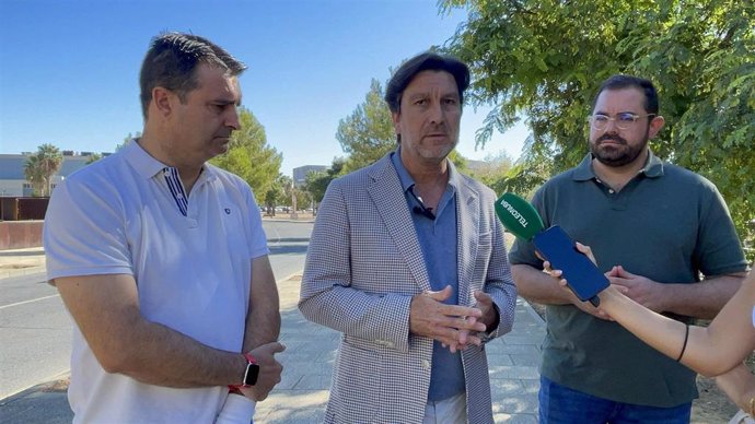 El portavoz de la Ejecutiva Provincial del PSOE de Huelva y parlamentario andaluz, Enrique Gaviño, junto a otros socialistas onubenses.