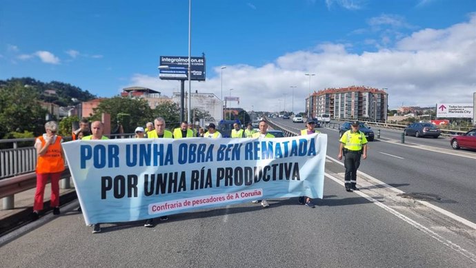 Mariscadores y mariscadoras de la ría de O Burgo cortan un carril de tráfico en el puente de A Pasaxe dirección salida de la ciudad herculina