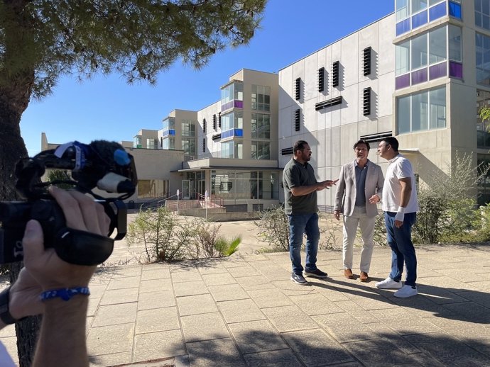 El portavoz de la Ejecutiva Provincial del PSOE de Huelva y parlamentario andaluz, Enrique Gaviño (centro), junto a otros miembros de la formación en el Campus del Carmen de la Universidad de Huelva.