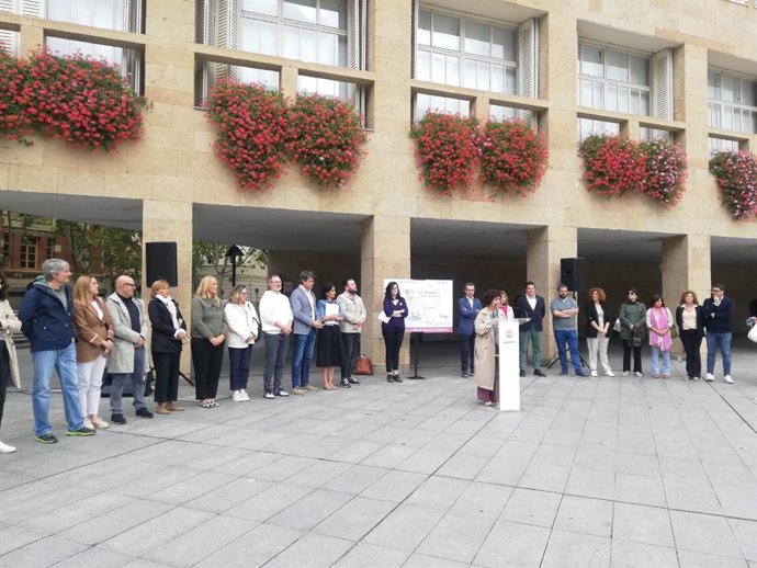 Logroño condena la explotación sexual como forma de violencia machista en su concentración mensual en el Ayuntamiento