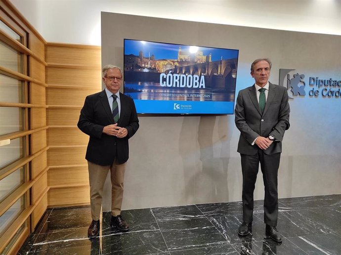 El presidente de la Diputación de Córdoba, Salvador Fuentes (izda.), y el interventor de la institución provincial, Alfonso Montes, en la presentación del Congreso de Control Interno Local.