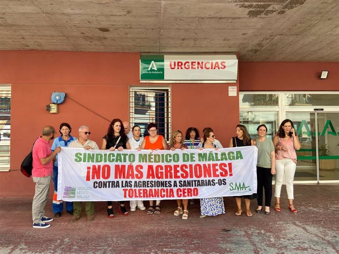 Concentración del Sindicato Médico de Málaga en las Urgencias del Centro de Salud de Alhaurín de la Torre.