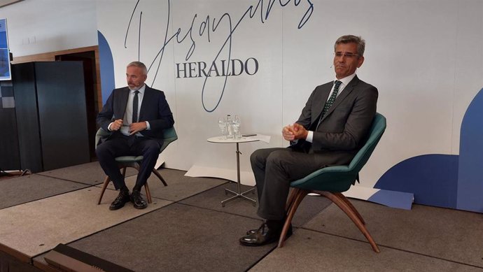 El presidente del Gobierno de Aragón, Jorge Azcón, en un desayuno informativo de Heraldo, junto al director del diario, Mikel Iturbe.