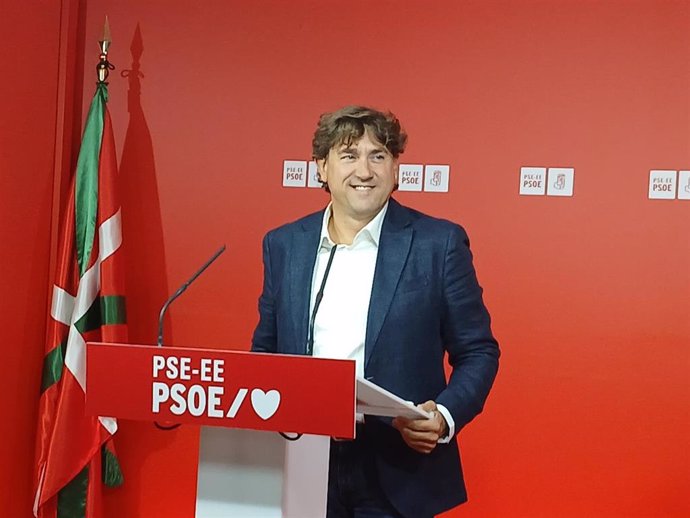 El secretario general del PSE-EE, Eneko Andueza, en una rueda de prensa en Bilbao.