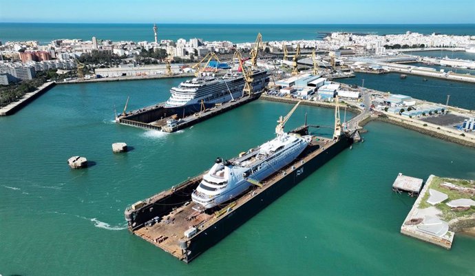 Archivo - Cruceros en reparación en los astilleros de Cádiz.