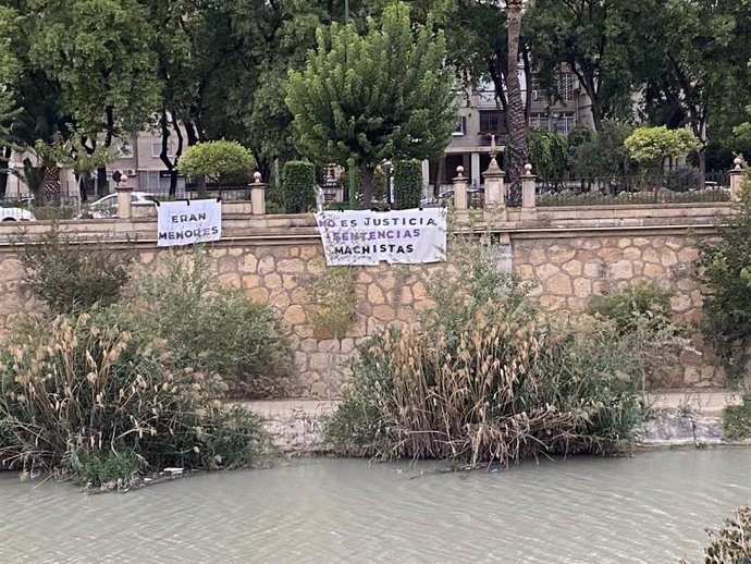 Imagen de las pancartas desplegadas frente al Palacio de Justicia de Murcia contra la sentencia de los 13 acusados de una red de prostitución de menores