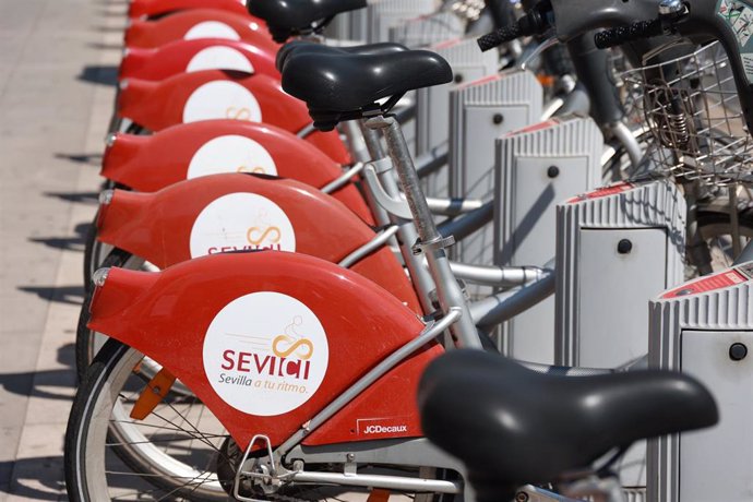 Archivo - Bicicletas del servicio municipal Sevici del Ayuntamiento de Sevilla. A 7 de agosto de 2024, en Sevilla (Andalucía, España).