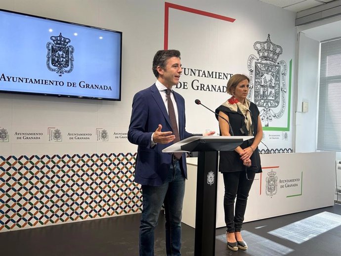 El portavoz del equipo de gobierno local de Granada, Jorge Saavedra, y la edil de Protección Ciudadana, Ana Agudo