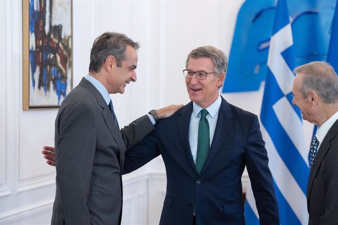 El líder del PP, Alberto Núñez Feijóo, se reúne en Atenas, con el primer ministro griego, Kyriákos Mitsotakis.