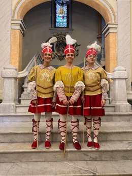 Tres mujeres de Sueca participan por primera vez en el baile de los 'Tornejants' en la procesión de la Mare