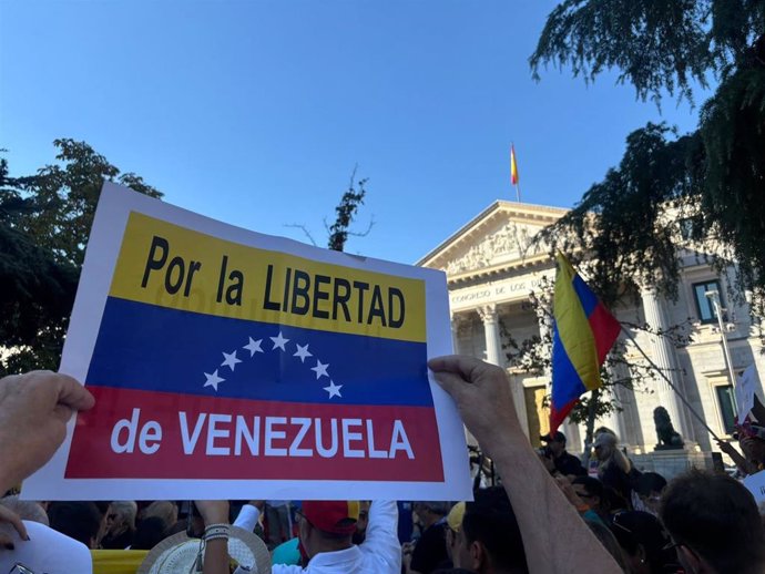 Cientos de venezolanos se congregan frente al Congreso.