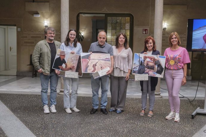 Los ganadores del certamen muestran sus imágenes junto a la diputada Magdalena Rodríguez (dcha), la alcaldesa María Cuesta y el pintor Cristian Hugo.