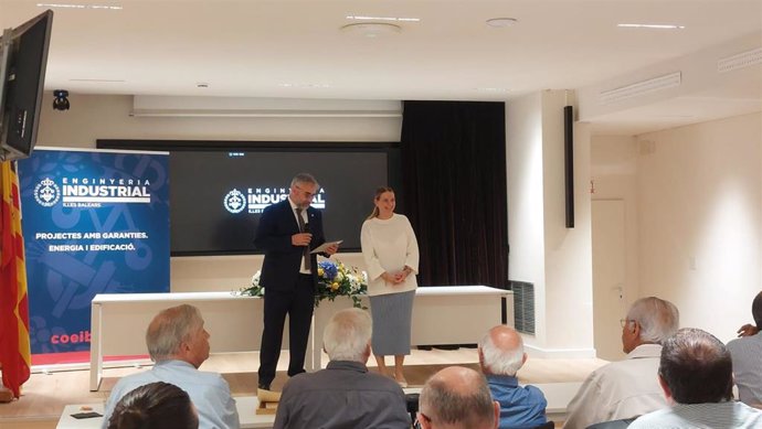 El decano del Colegio de Ingenieros Industriales de Baleares, Mateu Oliver, y la presidenta del Govern, Marga Prohens, en la reinauguración de la sede del Coeib.