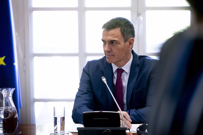 El presidente del Gobierno, Pedro Sánchez, durante un encuentro con los participantes de una reunión acerca del conflicto entre Palestina e Israel, en el Palacio de la Moncloa, a 13 de septiembre de 2024, en Madrid (España).