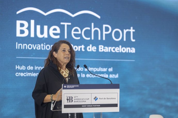 La directora de innovación y estrategia del Puerto de Barcelona, Emma Cobos, durante su intervención este jueves en las jornadas sobre economía azul impulsadas por la infraestructura y la AED