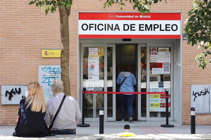 Archivo - Una mujer entrando a una oficina de empleo