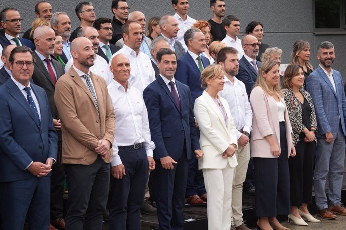 El lehendakari, Imanol Pradales, asiste al acto con motivo del centenario de JAZ-Zubiaurre