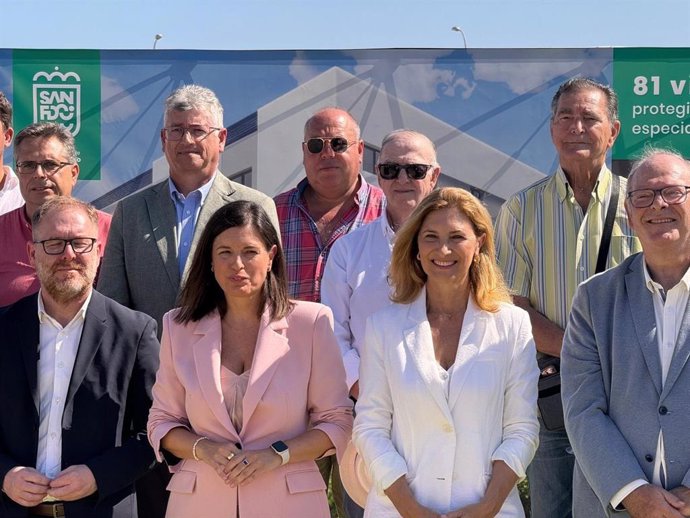 La secretaria general de Vivienda de la Consejería de Fomento, Alicia Martínez, y la alcaldesa de San Fernando, Patricia Cavada, en el inicio de las obras de 87 nuevas viviendas en alquiler.